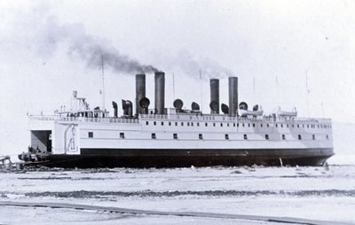 Yard Nr. 647, Baikal. Der eisbrechende Zugfähren-Dampfer Baikal im Eis von English Photographer